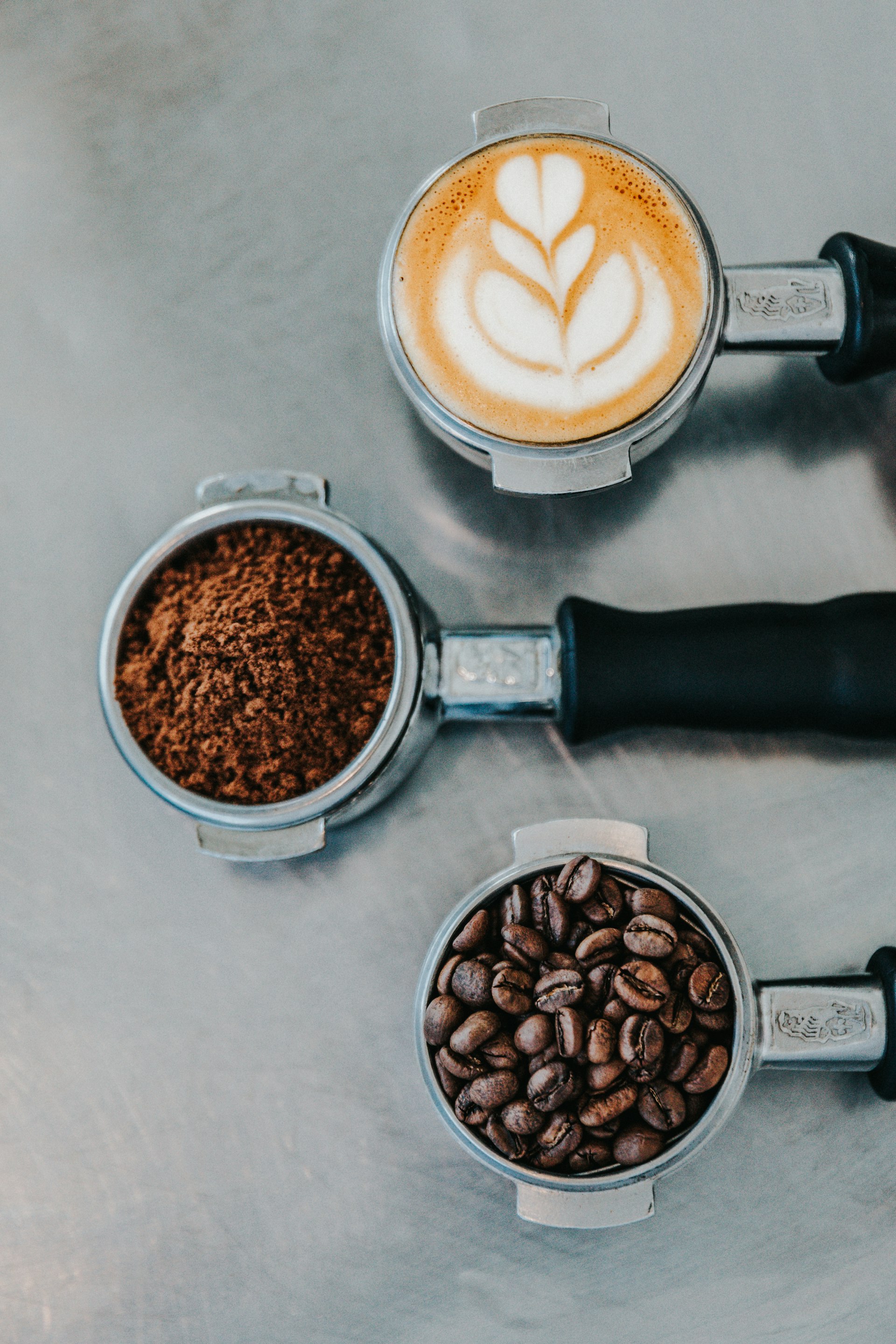 Ravenna Coffee'de taze öğütülmüş kahve çekirdekleri ve espresso hazırlığı